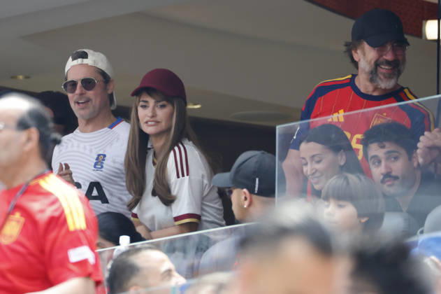 Fußball, FIFA WM 2026, Spanien - Belgien, Prominente auf der Tribüne #2 American actor Brad Pitt (L), Spanish actress Penelope Cruz (2-L), and Spanish actor Javier Bardem (R) attend in a 2026 FIFA World Cup, WM, Weltmeisterschaft, Fussball quarterfinal match between Spain and Belgium at SoFi Stadium in Los Angeles, USA, 10 July 2026. FIFA World Cup 2026 - quarterfinal - Spain vs. Belgium !ACHTUNG: NUR REDAKTIONELLE NUTZUNG! Copyright: xLavandeira.xJrx AMDEP8591 0861296592st