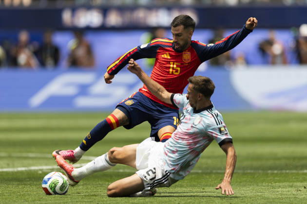 Spain Vs. Belgium FIFA World Cup, WM, Weltmeisterschaft, Fussball quarterfinal soccer match in Los Angeles, USA - 10 Jul 2026 Spain’s Alex Baena (15) and Belgium s Timothy Castagne (21) seen in action during the FIFA World Cup quarterfinal soccer match at SoFi Stadium. Los Angeles United States Copyright: xRingoxChiux xSOPAxImagesx 20260710RC.FIFA_029