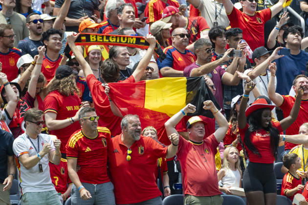 Spain Vs. Belgium FIFA World Cup, WM, Weltmeisterschaft, Fussball quarterfinal soccer match in Los Angeles, USA - 10 Jul 2026 Belgium s fans celebrate after a score against Spain during the FIFA World Cup quarterfinal soccer match at SoFi Stadium. Los Angeles United States Copyright: xRingoxChiux xSOPAxImagesx 20260710RC.FIFA_041