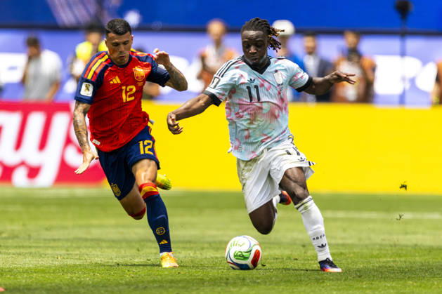 Spain Vs. Belgium FIFA World Cup, WM, Weltmeisterschaft, Fussball quarterfinal soccer match in Los Angeles, USA - 10 Jul 2026 Spain’s Pedro Porro (12) nd Belgium s Jérémy Doku (11) seen in action during the FIFA World Cup quarterfinal soccer match at SoFi Stadium. Los Angeles United States Copyright: xRingoxChiux xSOPAxImagesx 20260710RC.FIFA_047