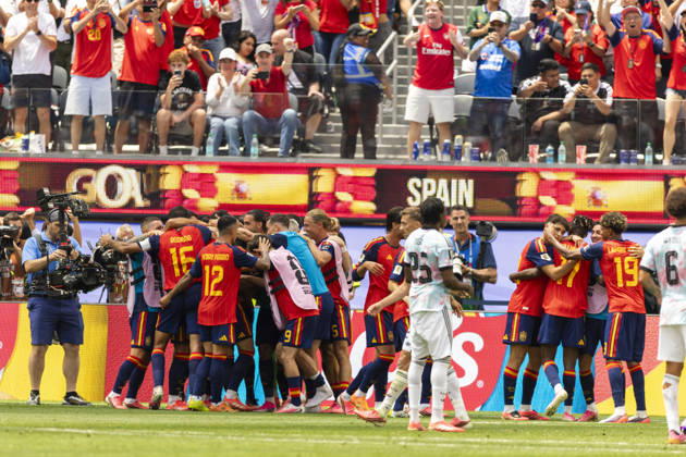 Spain Vs. Belgium FIFA World Cup, WM, Weltmeisterschaft, Fussball quarterfinal soccer match in Los Angeles, USA - 10 Jul 2026 Spain’s players celebrate a score from Mikel Merino (6) against Belgium during the FIFA World Cup quarterfinal soccer match at SoFi Stadium. Los Angeles United States Copyright: xRingoxChiux xSOPAxImagesx 20260710RC.FIFA_059
