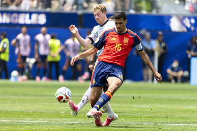 Spain Vs. Belgium FIFA World Cup, WM, Weltmeisterschaft, Fussball quarterfinal soccer match in Los Angeles, USA - 10 Jul 2026 Spain’s Rodri (16) and Belgium s Kevin De Bruyne (7) seen in action during the FIFA World Cup quarterfinal soccer match at SoFi Stadium. Los Angeles United States Copyright: xRingoxChiux xSOPAxImagesx 20260710RC.FIFA_067