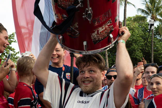 Norwegian fans perform their famous Viking Row in Miami Beach MIAMI BEACH, FLORIDA, UNITED STATES - JULY 10: One of the organizers carry the drum that will be used to set the rhythm for their now-famous Viking Row during the 2026 FIFA World Cup, WM, Weltmeisterschaft, Fussball celebrations in Miami Beach, Florida, on July 10, 2026. Jesus Olarte Anadolu Miami United States. Editorial use only. Please get in touch for any other usage. Copyright: x2026xAnadoluxJesusxOlartex