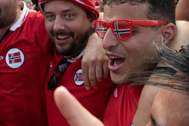 Norwegian fans perform their famous Viking Row in Miami Beach MIAMI BEACH, FLORIDA, UNITED STATES - JULY 10: A fan jumping and singing while wearing sunglasses featuring the Norwegian flag during the gathering to perform their now-famous Viking Row as part of the 2026 FIFA World Cup, WM, Weltmeisterschaft, Fussball celebrations in Miami Beach, Florida, on July 10, 2026. Jesus Olarte Anadolu Miami United States. Editorial use only. Please get in touch for any other usage. Copyright: x2026xAnadoluxJesusxOlartex