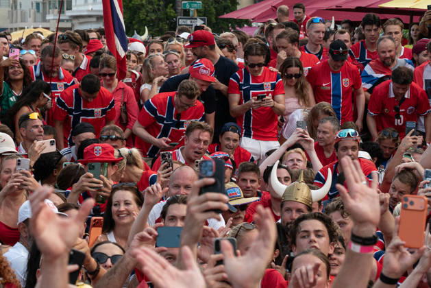 Norwegian fans perform their famous Viking Row in Miami Beach MIAMI BEACH, FLORIDA, UNITED STATES - JULY 10: Hundreds of fans sit down and take their places to perform their now-famous Viking Row during the 2026 FIFA World Cup, WM, Weltmeisterschaft, Fussball celebrations in Miami Beach, Florida, on July 10, 2026. Jesus Olarte Anadolu Miami United States. Editorial use only. Please get in touch for any other usage. Copyright: x2026xAnadoluxJesusxOlartex