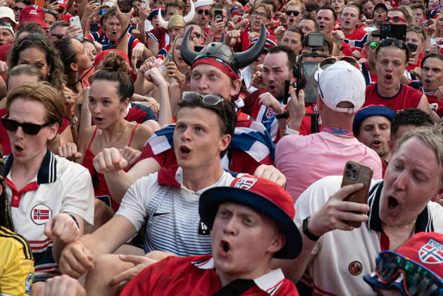 Norwegian fans perform their famous Viking Row in Miami Beach MIAMI BEACH, FLORIDA, UNITED STATES - JULY 10: Hundreds of fans sit down and take their places to perform their now-famous Viking Row during the 2026 FIFA World Cup, WM, Weltmeisterschaft, Fussball celebrations in Miami Beach, Florida, on July 10, 2026. Jesus Olarte Anadolu Miami United States. Editorial use only. Please get in touch for any other usage. Copyright: x2026xAnadoluxJesusxOlartex