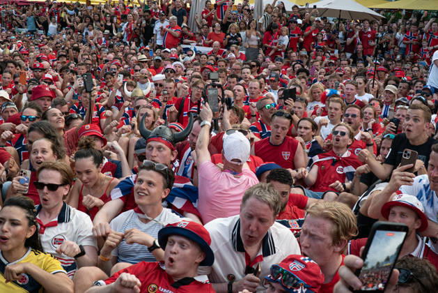 Norwegian fans perform their famous Viking Row in Miami Beach MIAMI BEACH, FLORIDA, UNITED STATES - JULY 10: Hundreds of fans sit down and take their places to perform their now-famous Viking Row during the 2026 FIFA World Cup, WM, Weltmeisterschaft, Fussball celebrations in Miami Beach, Florida, on July 10, 2026. Jesus Olarte Anadolu Miami United States. Editorial use only. Please get in touch for any other usage. Copyright: x2026xAnadoluxJesusxOlartex