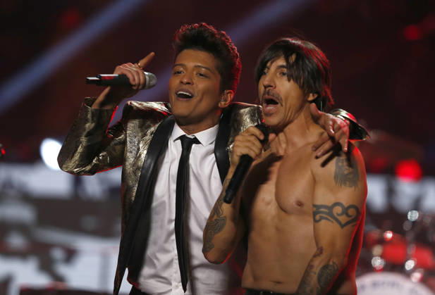 USA AMERICAN FOOTBALL SUPER BOWL Super Bowl XLVIII Denver Broncos against the Seattle Seahawks epa04053124 US singer Bruno Mars (L) embraces US singer Anthony Kiedis of the Red Hot Chili Peppers during the halftime show of Super Bowl XLVIII at the MetLife Stadium in East Rutherford, New Jersey, USA, 02 February 2014. EAST RUTHERFORD United States  Copyright: xPAULxBUCKx
