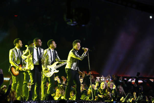 USA AMERICAN FOOTBALL SUPER BOWL Super Bowl XLVIII Denver Broncos against the Seattle Seahawks epa04053043 US singer Bruno Mars performs during the halftime show of Super Bowl XLVIII at the MetLife Stadium in East Rutherford, New Jersey, USA 02 February 2014. EAST RUTHERFORD United States  Copyright: xERIKxS.xLESSERx