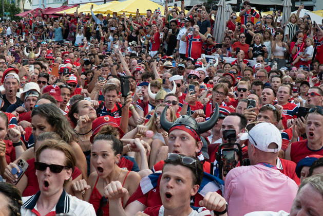 Norwegian fans perform their famous Viking Row in Miami Beach MIAMI BEACH, FLORIDA, UNITED STATES - JULY 10: Hundreds of fans sit down and take their places to perform their now-famous Viking Row during the 2026 FIFA World Cup, WM, Weltmeisterschaft, Fussball celebrations in Miami Beach, Florida, on July 10, 2026. Jesus Olarte Anadolu Miami World. Editorial use only. Please get in touch for any other usage. Copyright: x2026xAnadoluxJesusxOlartex