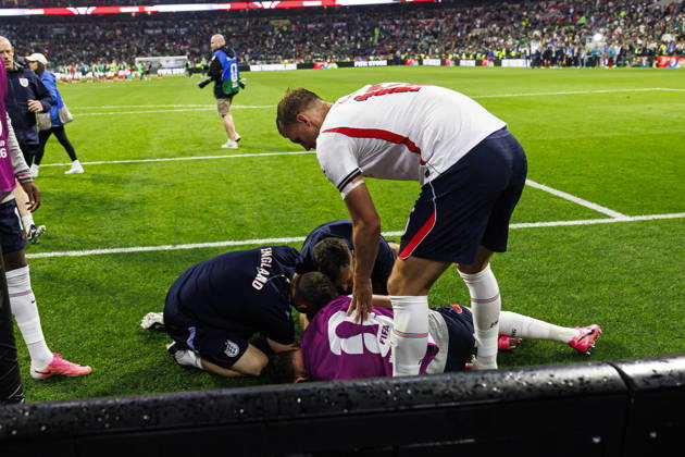 Mexico v England: Round Of 16 - FIFA World Cup, WM, Weltmeisterschaft, Fussball 2026 Mexico City, Mexico - July 5: Dan Burn of England (U) tries to help his teammate Jordan Henderson (D) who was injured amid the celebrations after winning the FIFA World Cup 2026 Round Of 16 match between Mexico and England at Mexico City Stadium on July 5, 2026 in Mexico City, Mexico Mexico City Mexico City Stadium Mexico Mexico Copyright: xLatinxSportxImagesx