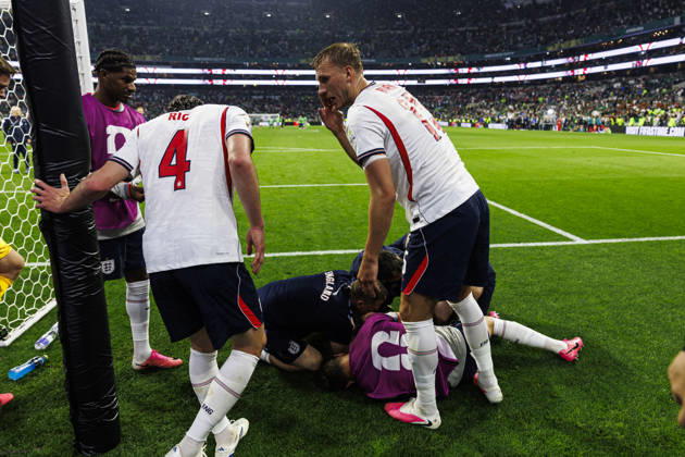 Mexico v England: Round Of 16 - FIFA World Cup, WM, Weltmeisterschaft, Fussball 2026 Mexico City, Mexico - July 5: Declan Rice (L) and Dan Burn of England (R) try to help their teammate Jordan Henderson (D) who was injured amid the celebrations after winning the FIFA World Cup 2026 Round Of 16 match between Mexico and England at Mexico City Stadium on July 5, 2026 in Mexico City, Mexico Mexico City Mexico City Stadium Mexico Mexico Copyright: xLatinxSportxImagesx