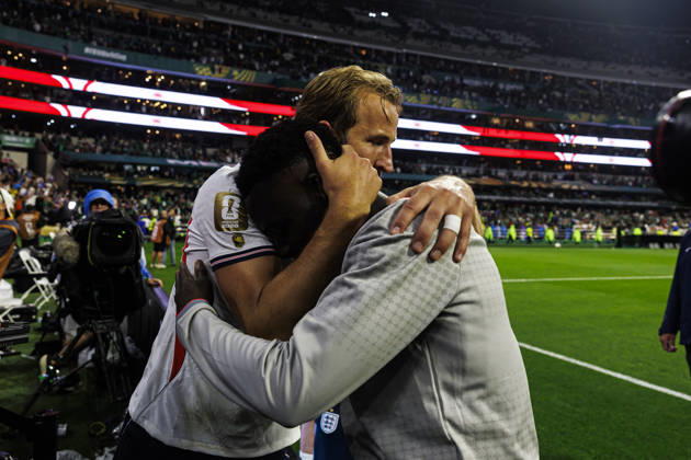 Mexico v England: Round Of 16 - FIFA World Cup, WM, Weltmeisterschaft, Fussball 2026 Mexico City, Mexico - July 5: Harry Kane (L) and Bukayo Saka of England (R) celebrate after winning the FIFA World Cup 2026 Round Of 16 match between Mexico and England at Mexico City Stadium on July 5, 2026 in Mexico City, Mexico Mexico City Mexico City Stadium Mexico Mexico Copyright: xLatinxSportxImagesx