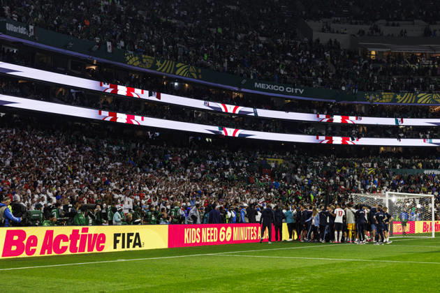 Mexico v England: Round Of 16 - FIFA World Cup, WM, Weltmeisterschaft, Fussball 2026 Mexico City, Mexico - July 5: England players shield their teammate Jordan Henderson of England (not in the image) as fans celebrate after winning the FIFA World Cup 2026 Round Of 16 match between Mexico and England at Mexico City Stadium on July 5, 2026 in Mexico City, Mexico Mexico City Mexico City Stadium Mexico Mexico Copyright: xLatinxSportxImagesx