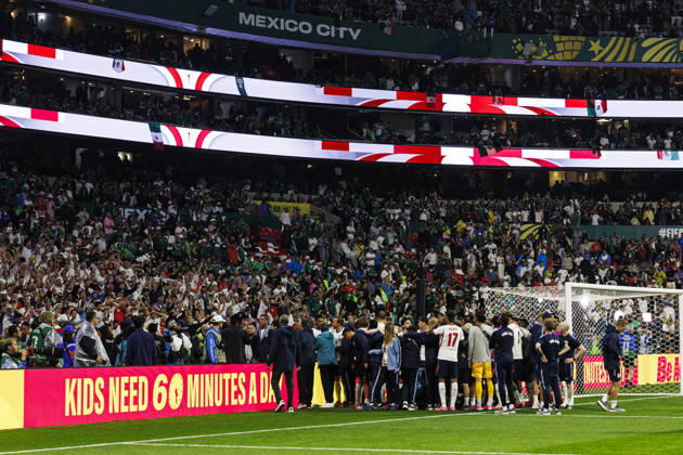 Mexico v England: Round Of 16 - FIFA World Cup, WM, Weltmeisterschaft, Fussball 2026 Mexico City, Mexico - July 5: England players shield their teammate Jordan Henderson of England (not in the image) as fans celebrate after winning the FIFA World Cup 2026 Round Of 16 match between Mexico and England at Mexico City Stadium on July 5, 2026 in Mexico City, Mexico Mexico City Mexico City Stadium Mexico Mexico Copyright: xLatinxSportxImagesx