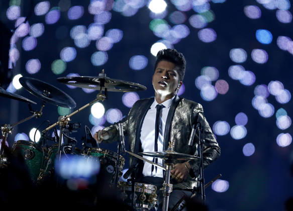 USA AMERICAN FOOTBALL SUPER BOWL Super Bowl XLVIII Denver Broncos against the Seattle Seahawks epa04053099 US Singer Bruno Mars performs during the halftime show of Super Bowl XLVIII at the MetLife Stadium in East Rutherford, New Jersey, USA, 02 February 2014. EAST RUTHERFORD United States  Copyright: xPAULxBUCKx