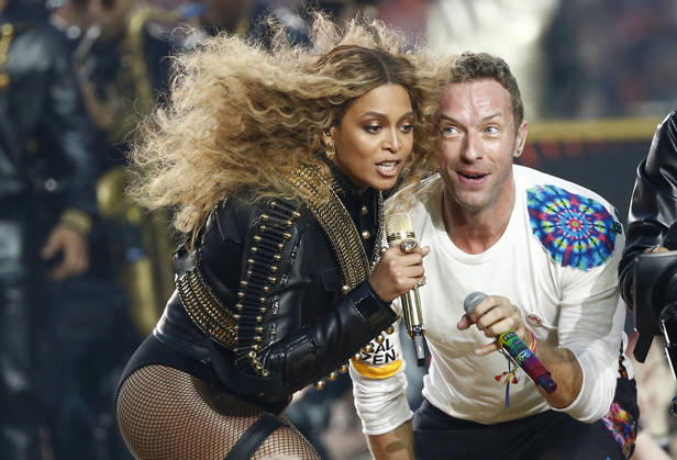 epaselect USA AMERICAN FOOTBALL SUPER BOWL Super Bowl 50 epaselect epa05149064 Beyonce (L) and Chris Martin (R) of Coldplay perform during the halftime show of the NFL, American Football Herren, USA s Super Bowl 50 between the AFC Champion Denver Broncos and the NFC Champion Carolina Panthers at Levi s Stadium in Santa Clara, California, USA, 07 February 2016. SANTA CLARA United States  Copyright: xTANNENxMAURYx