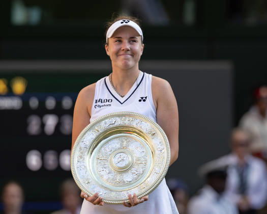 Linda Noskova (CZE) with the trophy, Venus Rosewater Dish, Women s Singles, Awards Ceremony, Presentation, Tennis, Wimbledon 2026, Grand Slam, ITF, ATP, WTA, AELTC, London, Great Britain, July 11, 2026 Copyright: xJuergenxHasenkopfx