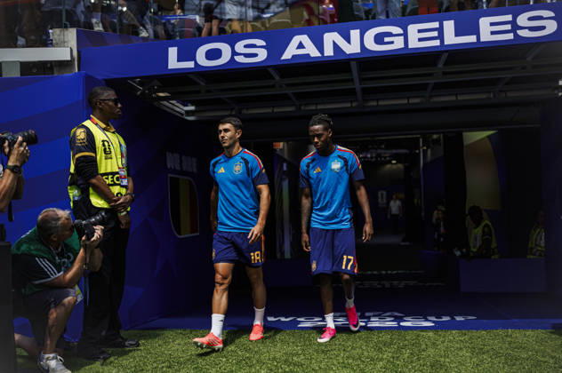 Spain vs Belgium - FIFA World Cup, WM, Weltmeisterschaft, Fussball 2026 - 10 07 2026 Martin Zubimendi of Spain (L) and Nico Williams of Spain warming up during the FIFA World Cup 2026 quarter finals match between Spain and Belgium at Los Angeles Stadium on July 10, 2026 in Inglewood, California, Estados Unidos Inglewood Estados Unidos Copyright: xPGSxPhotoxAgencyx