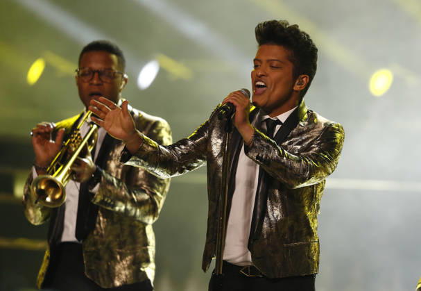 USA AMERICAN FOOTBALL SUPER BOWL Super Bowl XLVIII Denver Broncos against the Seattle Seahawks epa04053084 US Singer Bruno Mars performs during the halftime show of Super Bowl XLVIII at the MetLife Stadium in East Rutherford, New Jersey, USA, 02 February 2014. EAST RUTHERFORD United States  Copyright: xPAULxBUCKx