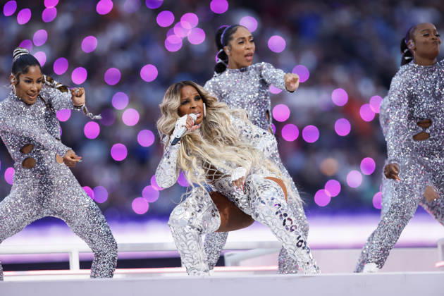 USA AMERICAN FOOTBALL SUPER BOWL LVI Los Angeles Rams at Cincinnati Bengals epa09754320 Mary J. Blige performs during the halftime show of Super Bowl LVI at SoFi Stadium in Inglewood, California, USA, 13 February 2022. The annual Super Bowl is the Championship game of the NFL, American Football Herren, USA between the AFC Champion and the NFC Champion and has been held every year since January of 1967. Inglewood United States  Copyright: xJOHNxG.xMABANGLOx