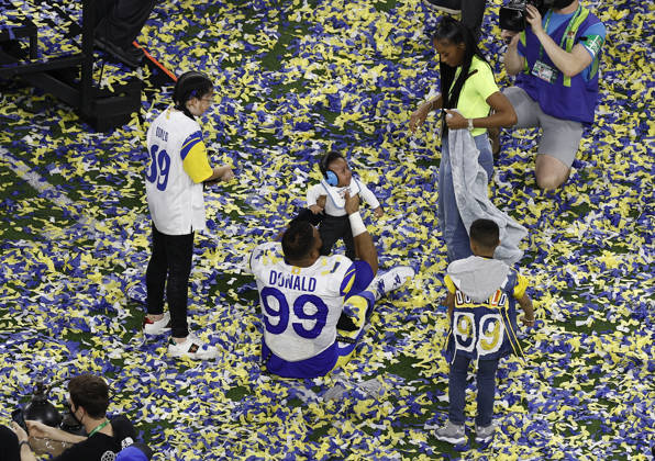 USA AMERICAN FOOTBALL SUPER BOWL LVI Los Angeles Rams at Cincinnati Bengals epa09754494 Los Angeles Rams Aaron Donald (C) celebrates with his family in the confetti after the Los Angeles Rams defeated the Cincinnati Bengals to win Super Bowl LVI at SoFi Stadium in Inglewood, California, USA, 13 February 2022. The annual Super Bowl is the Championship game of the NFL, American Football Herren, USA between the AFC Champion and the NFC Champion and has been held every year since January of 1967. Inglewood United States  Copyright: xETIENNExLAURENTx