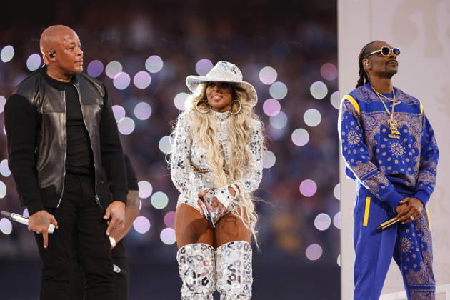 epaselect USA AMERICAN FOOTBALL SUPER BOWL LVI Los Angeles Rams at Cincinnati Bengals epaselect epa09754348 (L-R) Dr. Dre, Mary J. Blige and Snoop Dogg during the halftime show of Super Bowl LVI at SoFi Stadium in Inglewood, California, USA, 13 February 2022. The annual Super Bowl is the Championship game of the NFL, American Football Herren, USA between the AFC Champion and the NFC Champion and has been held every year since January of 1967. Inglewood United States  Copyright: xJOHNxG.xMABANGLOx