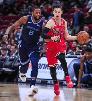 USA BASKETBALL NBA, Basketball Herren, USA Memphis Grizzlies at Chicago Bulls epa07368130 Memphis Grizzlies forward CJ Miles (L) attempts to get ahead of Chicago Bulls guard Ryan Arcidiacono (R) during the NBA game between the Memphis Grizzlies and the Chicago Bulls at the United Center in Chicago, Illinois, USA, 13 February 2019. CHICAGO United States  Copyright: xTANNENxMAURYx