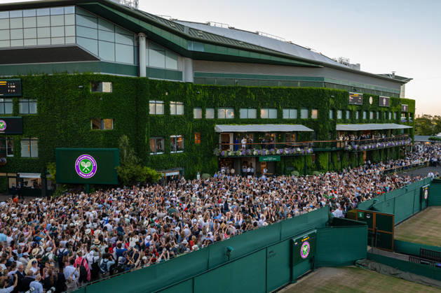Sport Bilder des Tages Tennis - Wimbledon Championship 2026 - Day 14 LONDON, ENGLAND - Sunday, July 12, 2026: Jannik Sinner (ITA) celebrates with the trophy in front of spectators on the balcony of the clubhouse after winning the Gentlemen s Singles Final match on Day Fourteen of The Championships Wimbledon 2026 at the All England Lawn Tennis and Croquet Club. (Photo by Kirsten Holst Propaganda) LONDON All England Lawn Tennis and Croq GREATER LONDON ENGLAND  Copyright: xKirstenxHolstx 2026-07-12-096-Wimbledon_Day_14