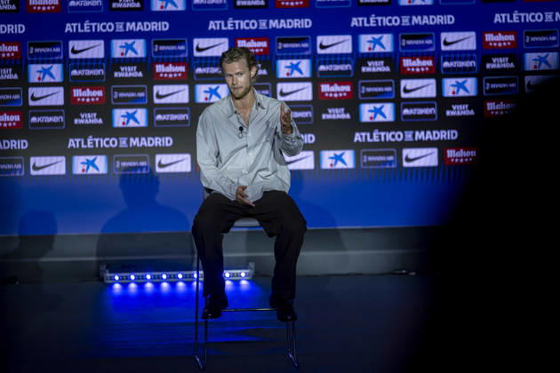 Morten Hjulmand unveiling as new player of Atletico de Madrid Morten Hjulmand poses for a photo showing the club shirt during his unveiling as new player of Atletico de Madrid at Estadio Riyadh Air Metropolitano on July 13, 2026 in Madrid, Spain. Madrid Estadio Riyadh Air Metropolitano Madrid Spain Copyright: xAlbertoxGardinx AGardin_20260713_Foot_Atl_Morten Hjulmand_0031