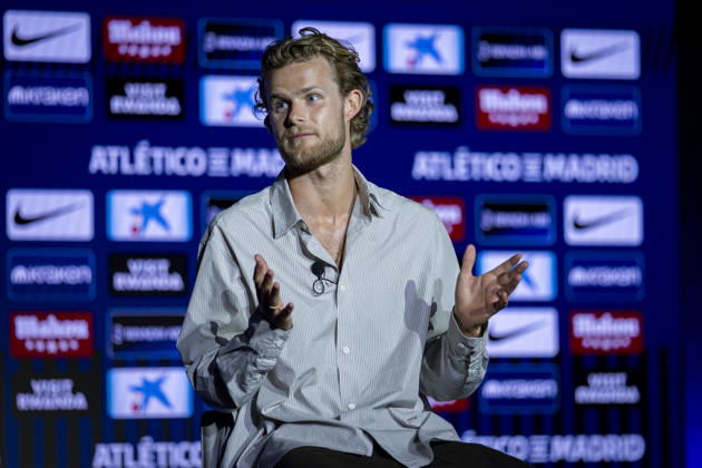 Morten Hjulmand unveiling as new player of Atletico de Madrid Morten Hjulmand poses for a photo showing the club shirt during his unveiling as new player of Atletico de Madrid at Estadio Riyadh Air Metropolitano on July 13, 2026 in Madrid, Spain. Madrid Estadio Riyadh Air Metropolitano Madrid Spain Copyright: xAlbertoxGardinx AGardin_20260713_Foot_Atl_Morten Hjulmand_0039