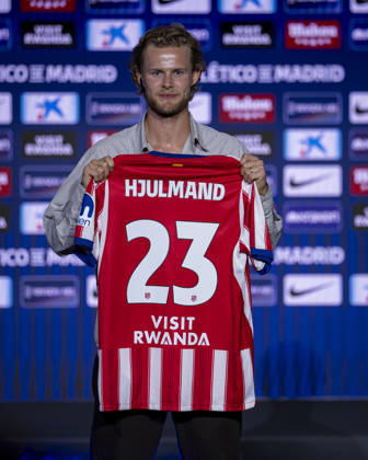 Morten Hjulmand unveiling as new player of Atletico de Madrid Morten Hjulmand poses for a photo showing the club shirt during his unveiling as new player of Atletico de Madrid at Estadio Riyadh Air Metropolitano on July 13, 2026 in Madrid, Spain. Madrid Estadio Riyadh Air Metropolitano Madrid Spain Copyright: xAlbertoxGardinx AGardin_20260713_Foot_Atl_Morten Hjulmand_0088