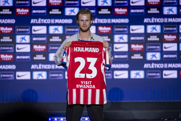Morten Hjulmand unveiling as new player of Atletico de Madrid Morten Hjulmand poses for a photo showing the club shirt during his unveiling as new player of Atletico de Madrid at Estadio Riyadh Air Metropolitano on July 13, 2026 in Madrid, Spain. Madrid Estadio Riyadh Air Metropolitano Madrid Spain Copyright: xAlbertoxGardinx AGardin_20260713_Foot_Atl_Morten Hjulmand_0091