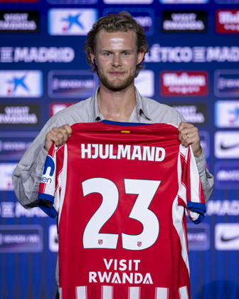Morten Hjulmand unveiling as new player of Atletico de Madrid Morten Hjulmand poses for a photo showing the club shirt during his unveiling as new player of Atletico de Madrid at Estadio Riyadh Air Metropolitano on July 13, 2026 in Madrid, Spain. Madrid Estadio Riyadh Air Metropolitano Madrid Spain Copyright: xAlbertoxGardinx AGardin_20260713_Foot_Atl_Morten Hjulmand_0090