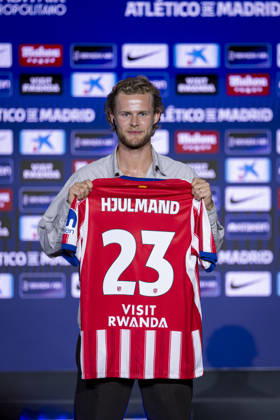 Morten Hjulmand unveiling as new player of Atletico de Madrid Morten Hjulmand poses for a photo showing the club shirt during his unveiling as new player of Atletico de Madrid at Estadio Riyadh Air Metropolitano on July 13, 2026 in Madrid, Spain. Madrid Estadio Riyadh Air Metropolitano Madrid Spain Copyright: xAlbertoxGardinx AGardin_20260713_Foot_Atl_Morten Hjulmand_0089