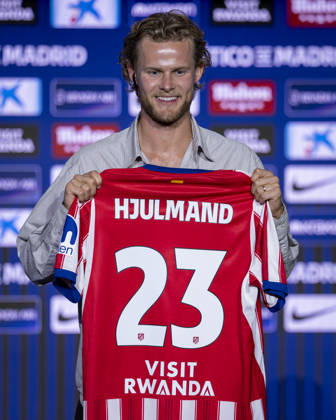 Morten Hjulmand unveiling as new player of Atletico de Madrid Morten Hjulmand poses for a photo showing the club shirt during his unveiling as new player of Atletico de Madrid at Estadio Riyadh Air Metropolitano on July 13, 2026 in Madrid, Spain. Madrid Estadio Riyadh Air Metropolitano Madrid Spain Copyright: xAlbertoxGardinx AGardin_20260713_Foot_Atl_Morten Hjulmand_0083