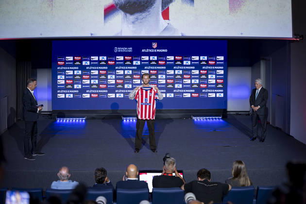 Morten Hjulmand unveiling as new player of Atletico de Madrid Morten Hjulmand poses for a photo showing the club shirt during his unveiling as new player of Atletico de Madrid at Estadio Riyadh Air Metropolitano on July 13, 2026 in Madrid, Spain. Madrid Estadio Riyadh Air Metropolitano Madrid Spain Copyright: xAlbertoxGardinx AGardin_20260713_Foot_Atl_Morten Hjulmand_0073