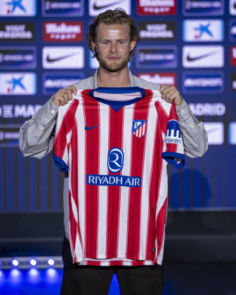 Morten Hjulmand unveiling as new player of Atletico de Madrid Morten Hjulmand poses for a photo showing the club shirt during his unveiling as new player of Atletico de Madrid at Estadio Riyadh Air Metropolitano on July 13, 2026 in Madrid, Spain. Madrid Estadio Riyadh Air Metropolitano Madrid Spain Copyright: xAlbertoxGardinx AGardin_20260713_Foot_Atl_Morten Hjulmand_0076