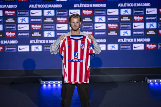 Morten Hjulmand unveiling as new player of Atletico de Madrid Morten Hjulmand poses for a photo showing the club shirt during his unveiling as new player of Atletico de Madrid at Estadio Riyadh Air Metropolitano on July 13, 2026 in Madrid, Spain. Madrid Estadio Riyadh Air Metropolitano Madrid Spain Copyright: xAlbertoxGardinx AGardin_20260713_Foot_Atl_Morten Hjulmand_0080