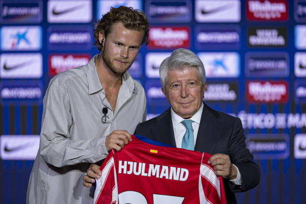 Morten Hjulmand unveiling as new player of Atletico de Madrid Morten Hjulmand (L) poses for a photo showing the club shirt with Enrique Cerezo (R) during his unveiling as new player of Atletico de Madrid at Estadio Riyadh Air Metropolitano on July 13, 2026 in Madrid, Spain. Madrid Estadio Riyadh Air Metropolitano Madrid Spain Copyright: xAlbertoxGardinx AGardin_20260713_Foot_Atl_Morten Hjulmand_0056