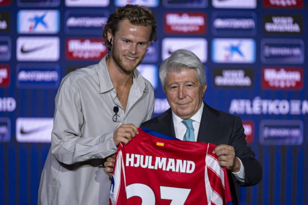 Morten Hjulmand unveiling as new player of Atletico de Madrid Morten Hjulmand (L) poses for a photo showing the club shirt with Enrique Cerezo (R) during his unveiling as new player of Atletico de Madrid at Estadio Riyadh Air Metropolitano on July 13, 2026 in Madrid, Spain. Madrid Estadio Riyadh Air Metropolitano Madrid Spain Copyright: xAlbertoxGardinx AGardin_20260713_Foot_Atl_Morten Hjulmand_0062