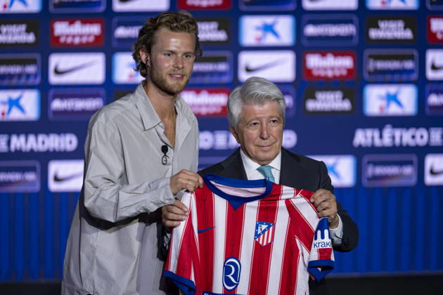 Morten Hjulmand unveiling as new player of Atletico de Madrid Morten Hjulmand (L) poses for a photo showing the club shirt with Enrique Cerezo (R) during his unveiling as new player of Atletico de Madrid at Estadio Riyadh Air Metropolitano on July 13, 2026 in Madrid, Spain. Madrid Estadio Riyadh Air Metropolitano Madrid Spain Copyright: xAlbertoxGardinx AGardin_20260713_Foot_Atl_Morten Hjulmand_0069