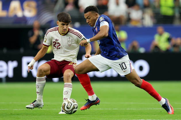 France v Spain: Semi Final - FIFA World Cup, WM, Weltmeisterschaft, Fussball 2026 Pau Cubarsi of Spain and Kylian Mbappe of France challenge during the FIFA World Cup 2026 Semi Final match between France and Spain at Dallas Stadium on July 14, 2026 in Arlington, United States. Arlington Dallas Stadium TX United States Copyright: xAllstarxPicturexLibraryxLtdx