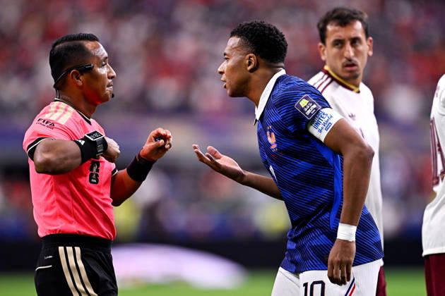 2026-07-14 France v Spain - Semi Final - FIFA World Cup, WM, Weltmeisterschaft, Fussball 2026 ARLINGTON, UNITED STATES - JULY 14: Referee Ivan Barton, Kylian Mbappe of France during the Semi Final - FIFA World Cup 2026 match between France and Spain at Dallas Stadium on July 14, 2026 in Arlington, Texas. (Photo by Pablo Morano BSR Agency) Arlington United States Content not available for redistribution in The Netherlands directly or indirectly through any third parties. Copyright: xBSRxAgencyx