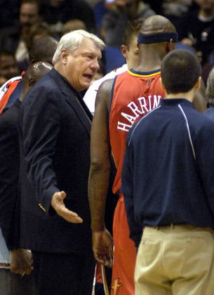USA NBA, Basketball Herren, USA WARRIORS AT WOLVES Golden State Warriors at Minnesota Timberwolves epa00925609 Golden State Warriors head coach Don Nelson (L) talks with Al Harrington during a timeout in the final minutes of their NBA basketball game against Minnesota Timberwolves as they lost 121-93 at the Target Center in Minneapolis, Minnesota, Wednesday 07 February 2007. MINNEAPOLIS United States  Copyright: xCRAIGxLASSIGx