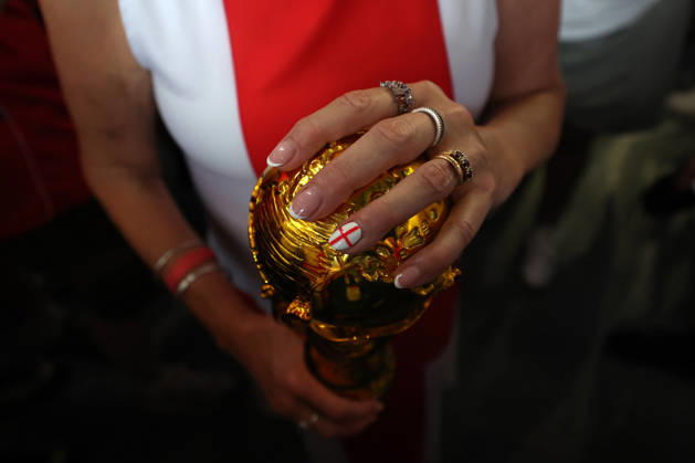 England gegen Argentinien – FIFA-Weltmeisterschaft am 15. Juli 2026 in Atlanta – Halbfinale der FIFA-Fußball-Weltmeisterschaft: England gegen Argentinien – Ein englischer Fan mit einem patriotisch bemalten Fingernagel hält eine Nachbildung des Weltmeisterschaftspokals in den Händen. Foto: Charlotte Wilson, Offside, Atlanta, Georgia, USA  Copyright: xCharlottexWilsonx xOffsidexOffside