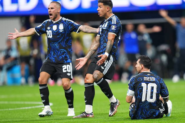 England v Argentina - FIFA World Cup, WM, Weltmeisterschaft, Fussball 2026 - Semi Finals ATLANTA, GEORGIA - JULY 15: Argentina’s Leandro Paredes (5) and Enzo Fernandez (20) react as Lionel Messi (10) sits on the pitch during the 2026 FIFA World Cup semifinal match between England and Argentina at Atlanta Stadium in Atlanta, Georgia, United States, on July 15, 2026. Evrim Aydin Anadolu Georgia United States. Editorial use only. Please get in touch for any other usage.  Copyright: x2026xAnadoluxEvrimxAydinx