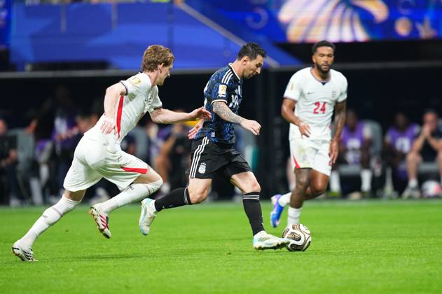 England v Argentina - FIFA World Cup, WM, Weltmeisterschaft, Fussball 2026 - Semi Finals ATLANTA, GEORGIA - JULY 15: Argentina’s Lionel Messi (10) dribbles the ball under pressure from England’s Elliot Anderson (8) during the 2026 FIFA World Cup semifinal match between England and Argentina at Atlanta Stadium in Atlanta, Georgia, United States, on July 15, 2026. Evrim Aydin Anadolu Georgia United States. Editorial use only. Please get in touch for any other usage.  Copyright: x2026xAnadoluxEvrimxAydinx