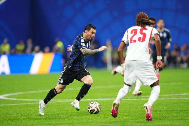 England v Argentina - FIFA World Cup, WM, Weltmeisterschaft, Fussball 2026 - Semi Finals ATLANTA, GEORGIA - JULY 15: Argentina’s Lionel Messi (10) advances with the ball against England’s Rico Lewis (25) during the 2026 FIFA World Cup semifinal match between England and Argentina at Atlanta Stadium in Atlanta, Georgia, United States, on July 15, 2026. Evrim Aydin Anadolu Georgia United States. Editorial use only. Please get in touch for any other usage.  Copyright: x2026xAnadoluxEvrimxAydinx