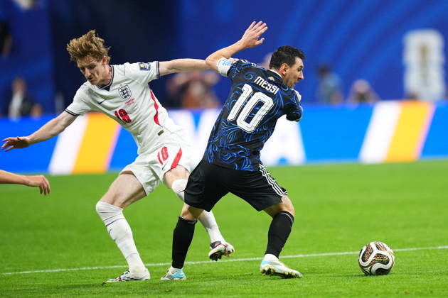 England v Argentina - FIFA World Cup, WM, Weltmeisterschaft, Fussball 2026 - Semi Finals ATLANTA, GEORGIA - JULY 15: Argentina’s Lionel Messi (10) dribbles the ball under pressure from England’s Elliot Anderson (8) during the 2026 FIFA World Cup semifinal match between England and Argentina at Atlanta Stadium in Atlanta, Georgia, United States, on July 15, 2026. Evrim Aydin Anadolu Georgia United States. Editorial use only. Please get in touch for any other usage.  Copyright: x2026xAnadoluxEvrimxAydinx